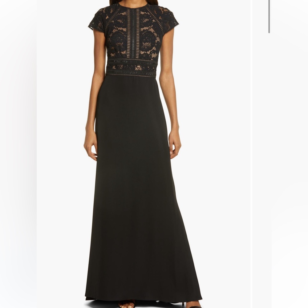 Tadashi Shoji
Lace & Crepe A-
Line Gown